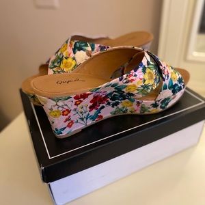 Brand new never worn size 8.5 platform sandals